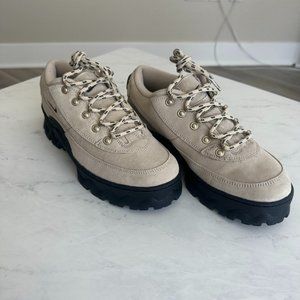 Nike Lahar Low in Rattan - Size 8